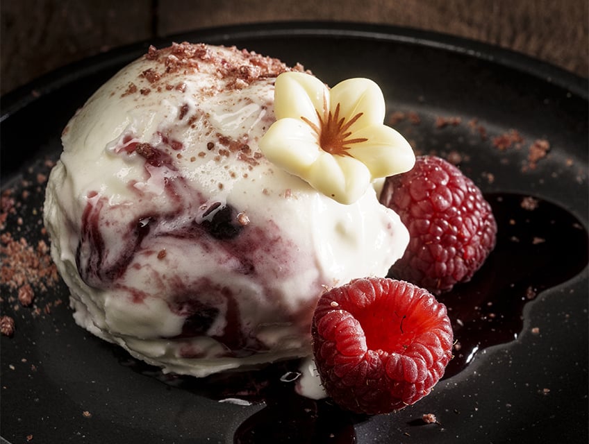 Domori-gelato-bianco-con-lamponi-848x640px