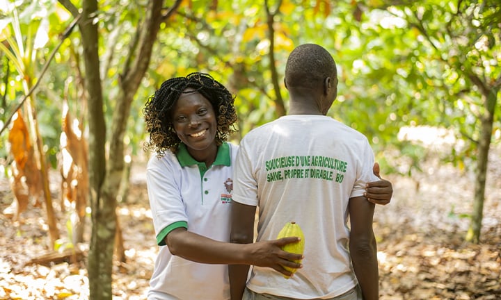 Domori-piantagione-cacao-abbraccio-720x432px