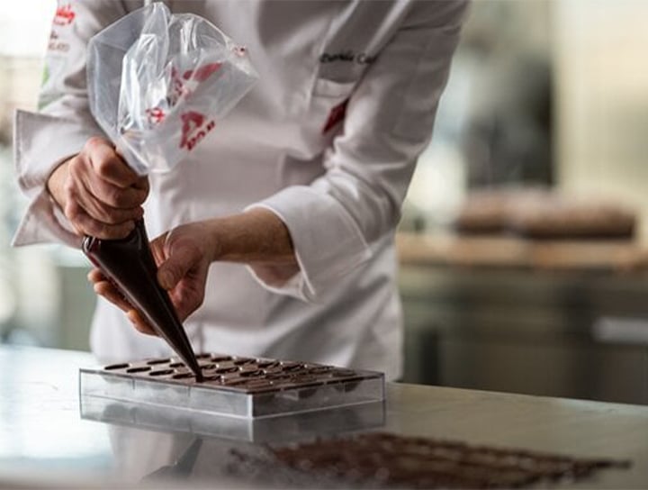 InsideIRCA-chef-filling-with-chocolate-720x544px