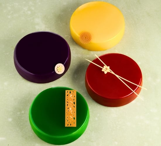 IRCA Since 1919 - 4 cakes covered with the cold process glaze Colorglaze