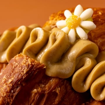 IRCA Since croissant cream flower