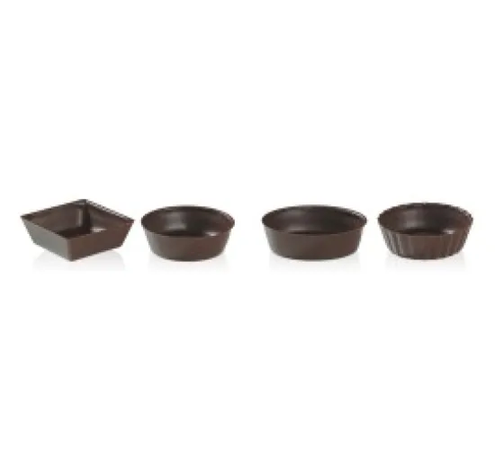 Sortimento de mini petit fours em copos escuros